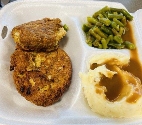 Salmon croquettes, mashed potatoes and green beans.