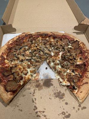 Meatball, mushroom and onion pizza