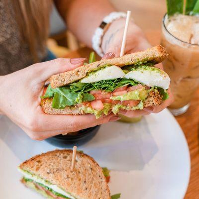 Veggie pesto sandwich