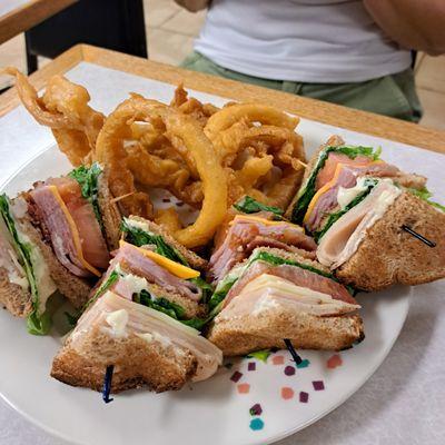 Club sandwich with onion rings