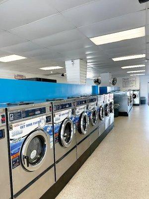 Bahia Vista Laundromat in Sarasota, Florida is a classic open-air laundromat in a friendly neighborhood offering Wash, Dry & Fold services.