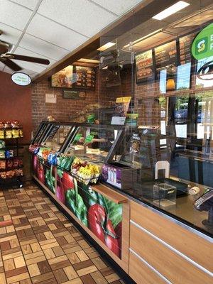 Plastic barrier end to end and from counter to ceiling, plus staff wearing masks. This is how you manage COVID-19 right!