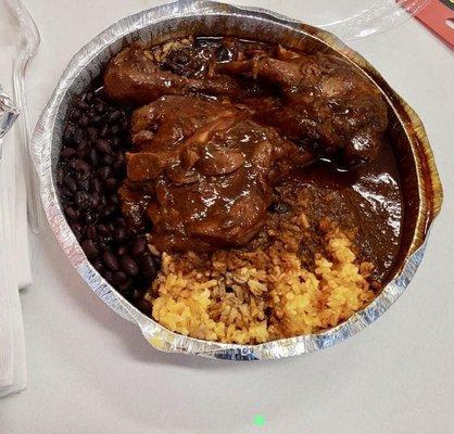 Adobo de pollo con arroz y frijoles