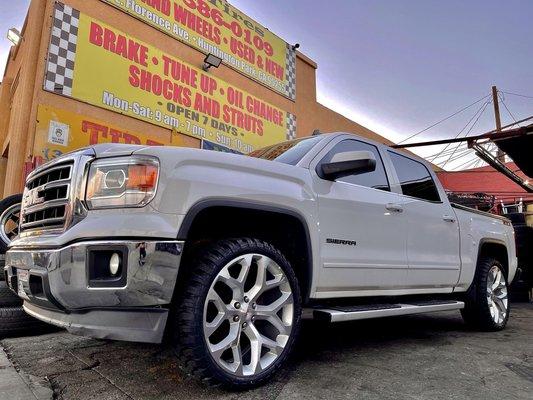 New wheel setup 24 inch snowflakes with 33s all around.