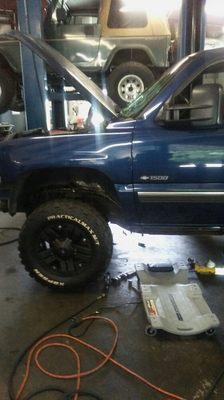 3 inch lift being installed
Body Lift