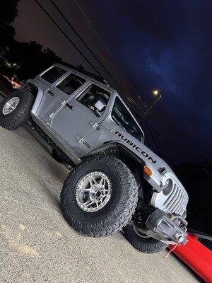 Bead Lock Wheels & Tires On New JEEP Rubicon. 17" W/ 37" MT Tires!