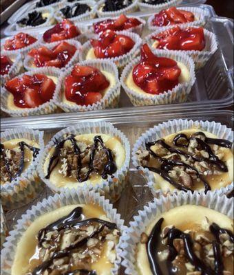 Mini Cheesecakes: Oreo, Strawberry and Turtle