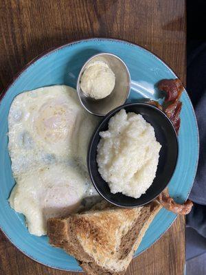 Eggs, bacon, grits and rye toast