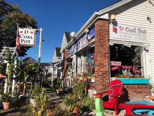 Outdoor seating at a Roti shop? Can't be!