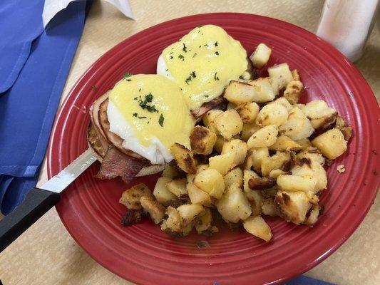 Eggs Christopher with potatoes