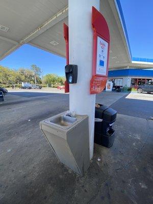 Soap and sinks at the pump