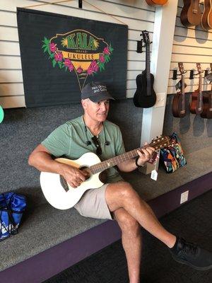 Never know who you might run into at Hilo Ukulele & Guitar! #jefflinsky @Jefflinsky