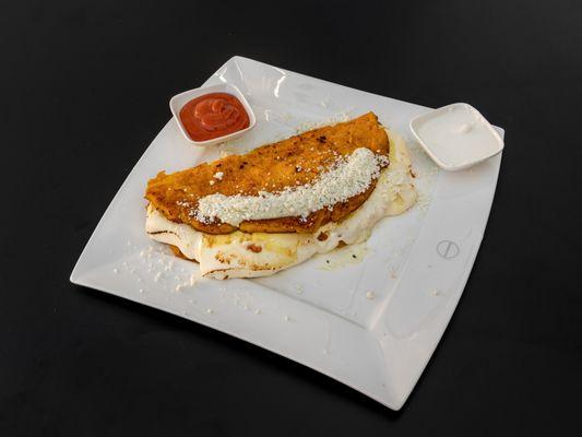 Sweet corn arepa filled with fresh cheese. - Arepa de maíz dulce rellena con queso fresco