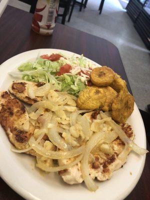 Grilled chicken and salad and tostones