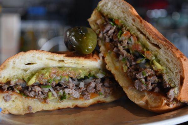 Torta de carne asada con queso asado en el pan  Deliciosa y el pan suave !!!  Cilantro,cebolla,salsa y guacamole con chile asado !!