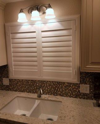 Hunter Douglas Palm Beach 3 1/2" Shutters with Lantana geared tilt & Colonial frame. Color: White Silk