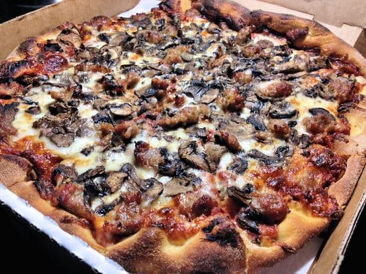 Pizza Roma (Cheese, tomato sauce, Italian sausage, mushrooms) - Red Boy Pizza - San Rafael