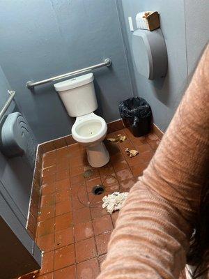 Toilet with no seat cover and no toilet paper