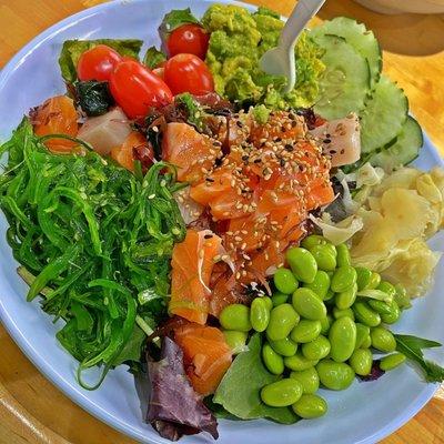 5 scoops Salmon, 1 scoop Yellowtail, Seaweeds, Edamame, Ginger, Cucumber, Tomato, on mixed greens. They have avocado but I brought my own!