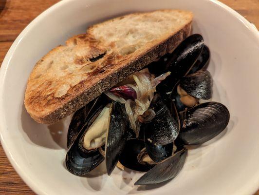 Maine mussels with bronze fennel and shallots