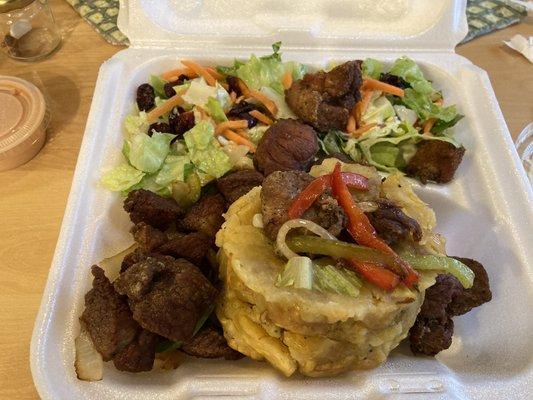 Carne frita, mofongo, ensalada