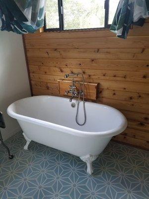 Clawfoot tub