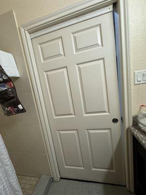 Pocket bathroom door didn't close fully