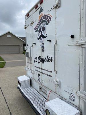 Taco truck in the hood during quarantine!