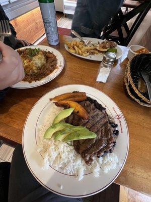 Mofongo De Bistec , Carnitas Tacos Roasted, bistec with Rice and Beans, creo que no está en este menú uno de los platos. ‍