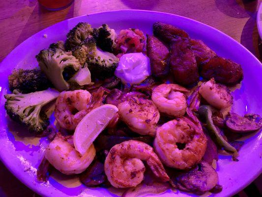 Grilled shrimp on a bed of sautéed onions, mushrooms and peppers, with 2 sides: maduros and garlic broccoli --- yummy!!!