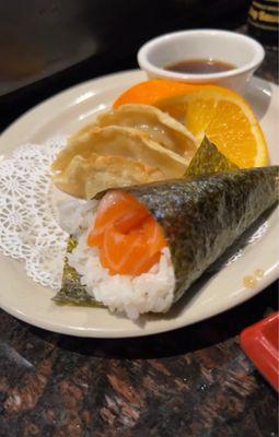 Salmon handroll