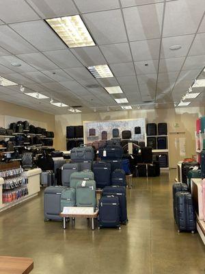 Great selection of variety of different sizes of Samsonite luggage