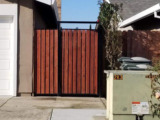 Iron Wood Combo Privacy Gate with Trellis