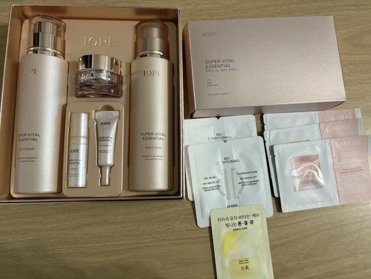 Skincare set and samples