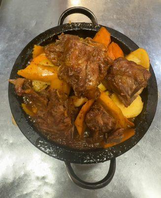 돼지목뼈찝 spicy braised pork  neck bone with vegetables