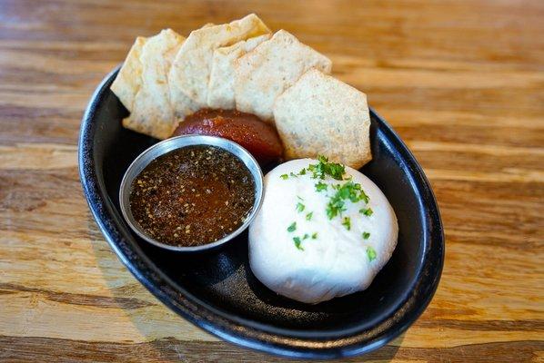 Burrata, quince paste, honey, crackers