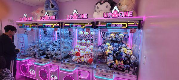 Claw machines with kawaii plushies!