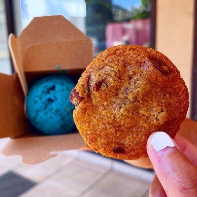 Chocolate chip cookie and Cookie Monster cookie dough  IG: @fooddeclassified