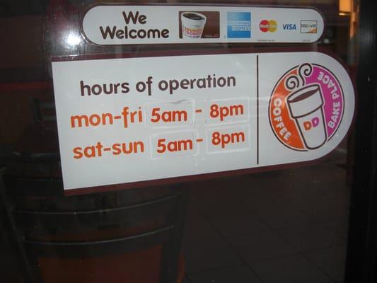 Sign which states they're open until 8 pm - except they're not!