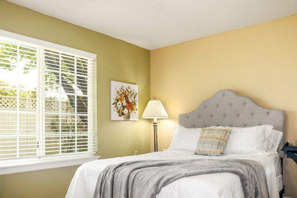 Carrollton Gardens | Assisted Living and Memory Care | Carrollton, TX | Apartment bedroom