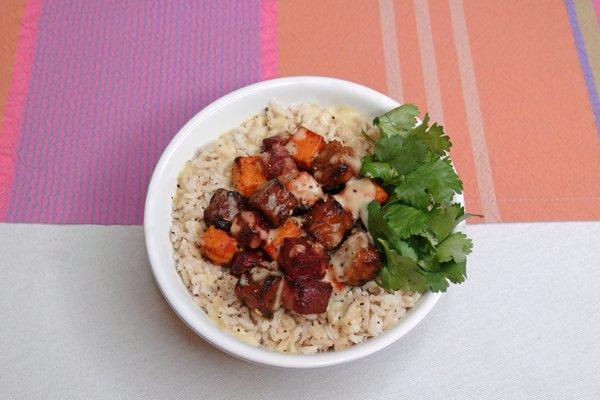 Garden of Eatin'

Brown rice, air fried tempeh, sweet potato, beetroot, shredded brussels, chopped cilantro, miso-ginger dressing