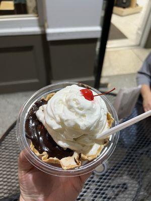 Hot fudge sundae