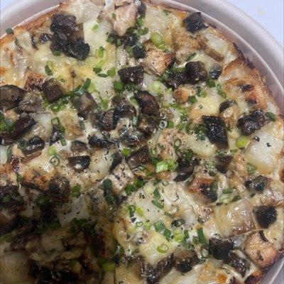 Potatoe pizza with chicken and mushroom