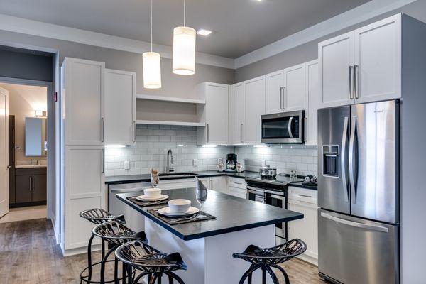 Beautiful glass backsplash and tons of counter space in the kitchen!