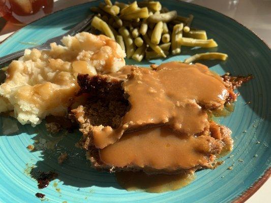 Meatloaf and gravy with mashed and peas