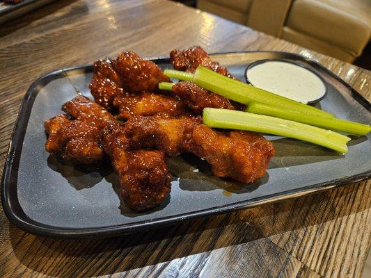 Crunchy wings with amazing sauce