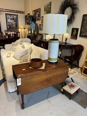 Beautiful antique drop leaf table. I loved so much took it home!:)