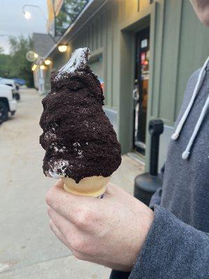 Soft serve twist (large size) with Oreo dip