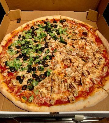 Pizza with,Chicken and Broccoli and olives