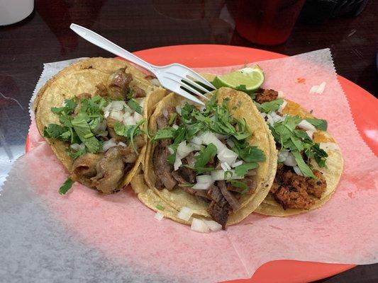 Tacos tripa, lengua, chorizo